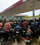 Les Nigérians se ruent sur le carburant avant la fin prochaine de subventions