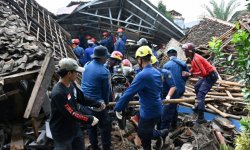 Un garçon de 6 ans sorti vivant des décombres deux jours après le séisme en Indonésie