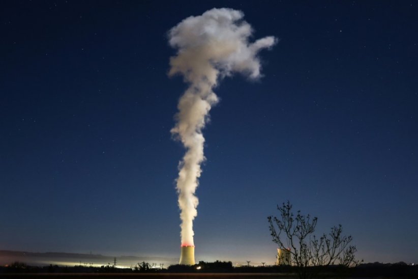 La centrale nucléaire EDF de Golfech de nuit à Dunes, dans le sud-ouest de la France, le 3 janvier 2023