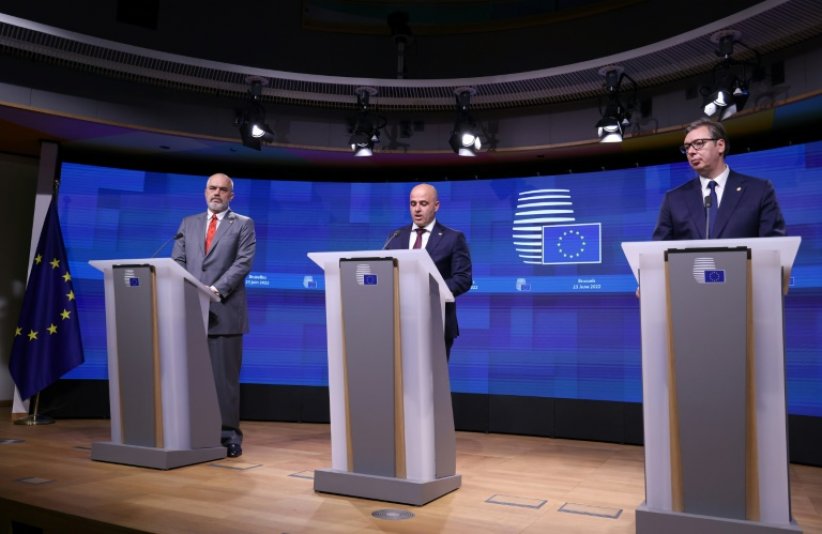 De g à d: les Premiers ministres albanais Edi Rama, macédonien Dimitar Kovacevski et le président serbe Aleksandar Vucic en conférence de presse à Bruxelles, le 23 juin 2022