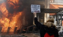 Manifestations à Paris : les images impressionnantes de l'incendie place de la Nation