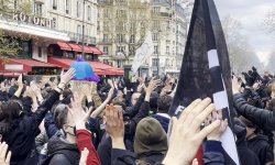 Manifestation contre la réforme des retraites : le restaurant La Rotonde pris pour cible à Paris, affrontements dans les rues de la capitale