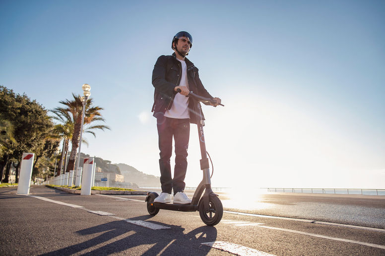 Intersport lance sa gamme mobilité « OZE » et présente deux trottinettes