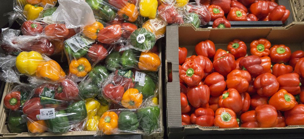 Poivrons, courgettes, pommes... Une trentaine de fruits et légumes ne pourront plus être vendus sous plastique en 2022