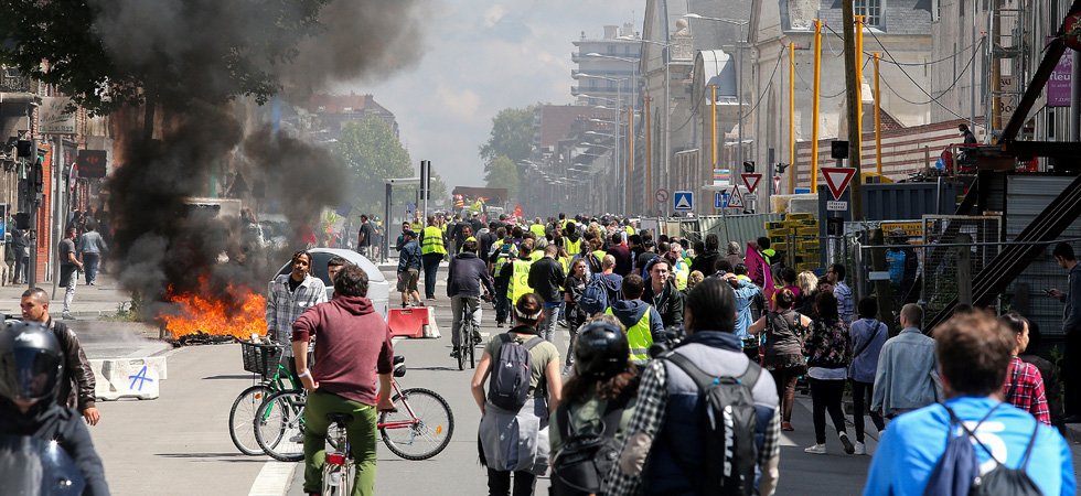 Amiens : des centaines de "gilets jaunes" dans la rue pour "aller chercher Macron chez lui"