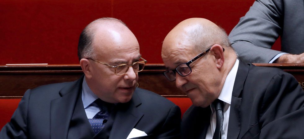 Le Drian, Cazeneuve : qui pourrait remplacer Valls à Matignon ?