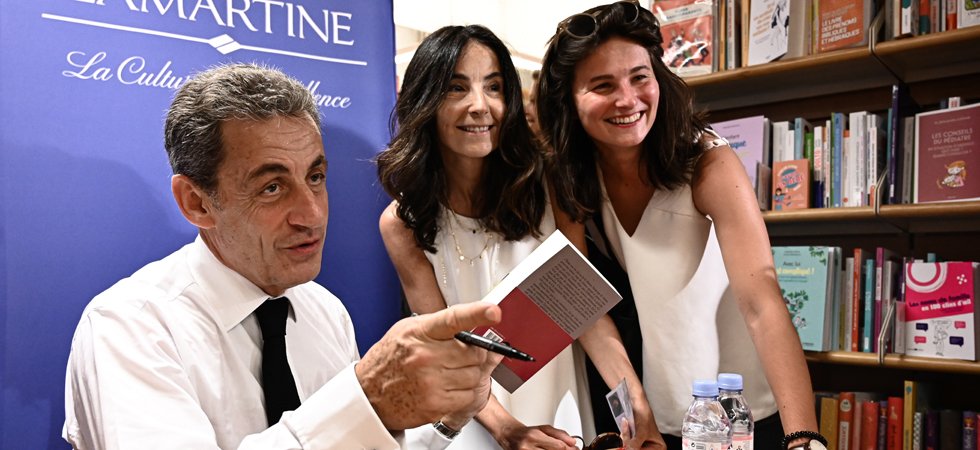Le livre de Nicolas Sarkozy se vend beaucoup mieux que celui de François Hollande