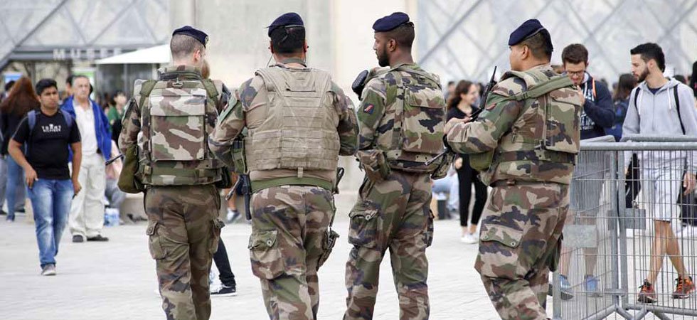 vient de commencer à sortir avec un gars dans la marine