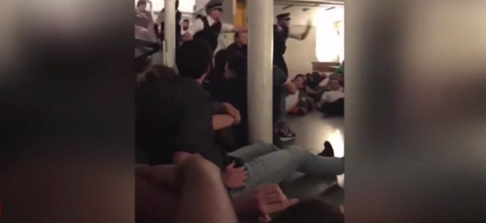 Attentat de Londres : des policiers donnent l'assaut dans un pub, la vidéo choc