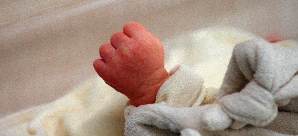 Au Portugal Un Bebe Nait Sans Visage L Obstetricien Suspendu