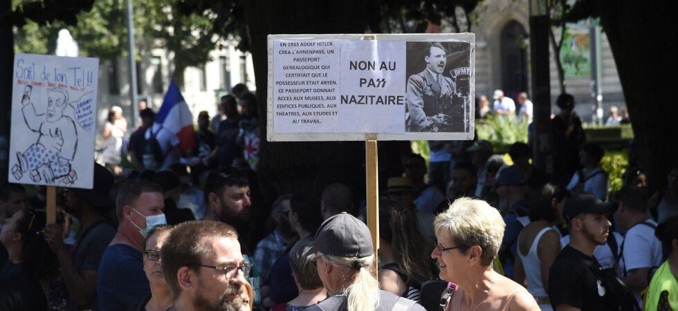 Vosges : la préfecture signale une pancarte portant une croix gammée et un message antisémite lors d'un cortège anti-pass sanitaire